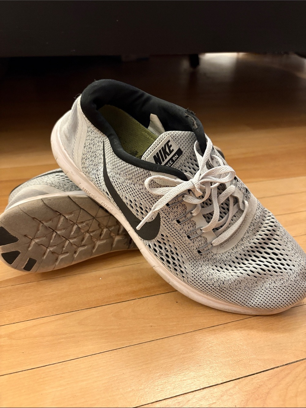 Nike Men’s Light Gray Knit Running Shoes with Black Swoosh